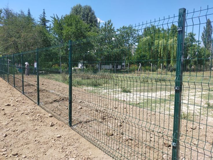Garduri și porți din plasă bordurată