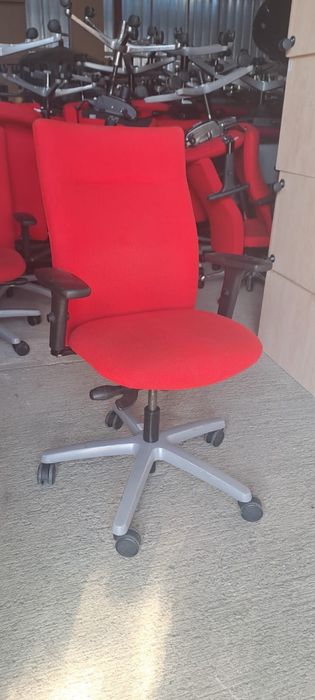 Scaun ergonomic,cu spâtar mash sau material.