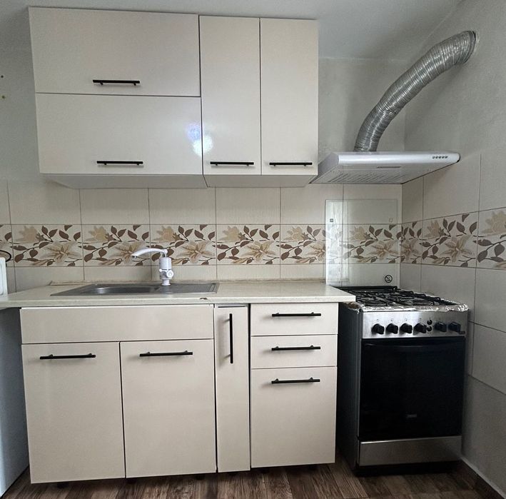 Mobila lucioasa de bucatarie bej