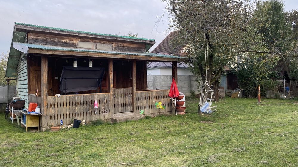 Teren intravilan cu fundatie si casuta in Bercu Rosu