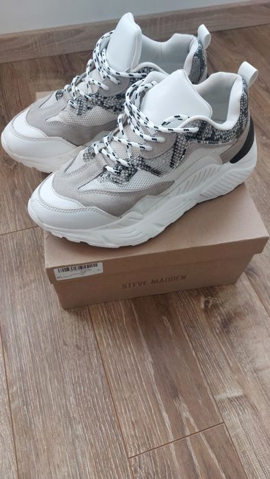 Продават се маратонки Steve Madden