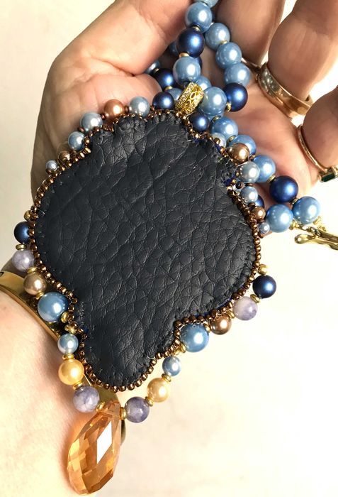 Colier handmade cu piatra labradorit si perle de sidef