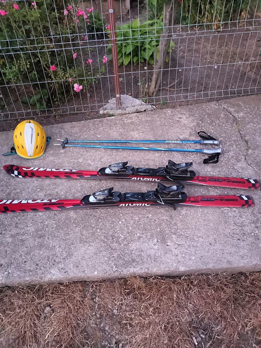 Schiuri cu clăpari , bețe și cască