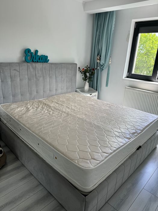 Pat tapițat cu somiera rabatabilă