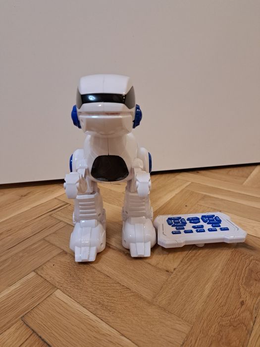 Интерактивен робот с дистанционно