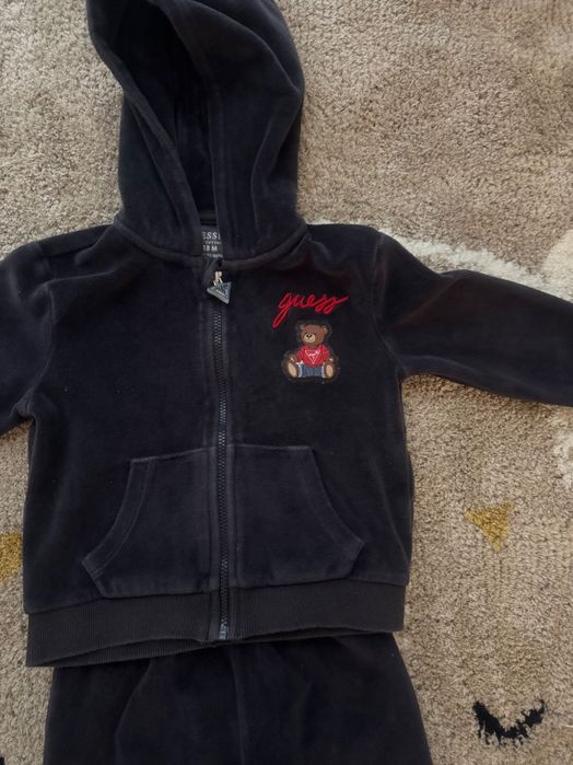Плюшен екип на марката Guess за момче, размер 18 месеца, 86 см.