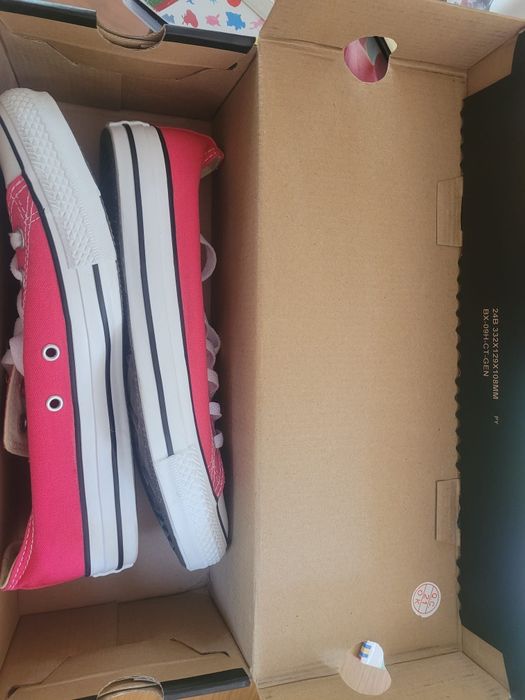 Pereche de converse roz in calitate optima