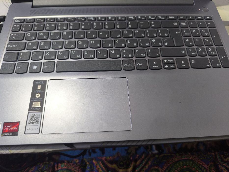 Noutbuk kompyuter holati yangi deyarli