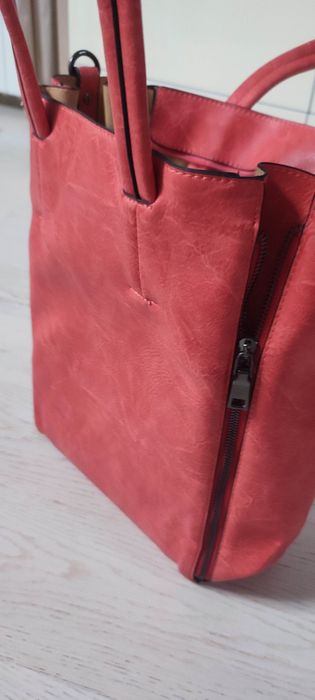 Червена дамска чанта