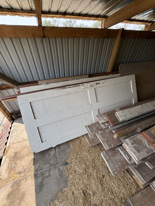 Двери из дерево.