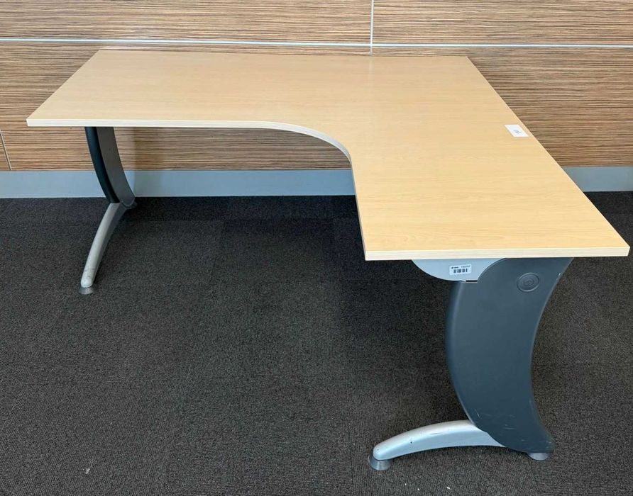 10 buc Birou de colt cu picioare metalice si blat 160x160/120 cm; Masa