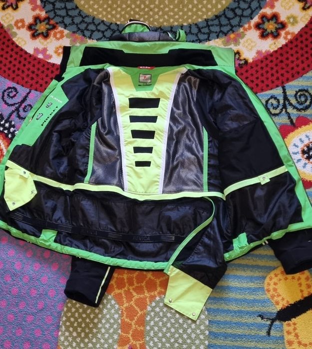 Vând costum ski marca NEVICA