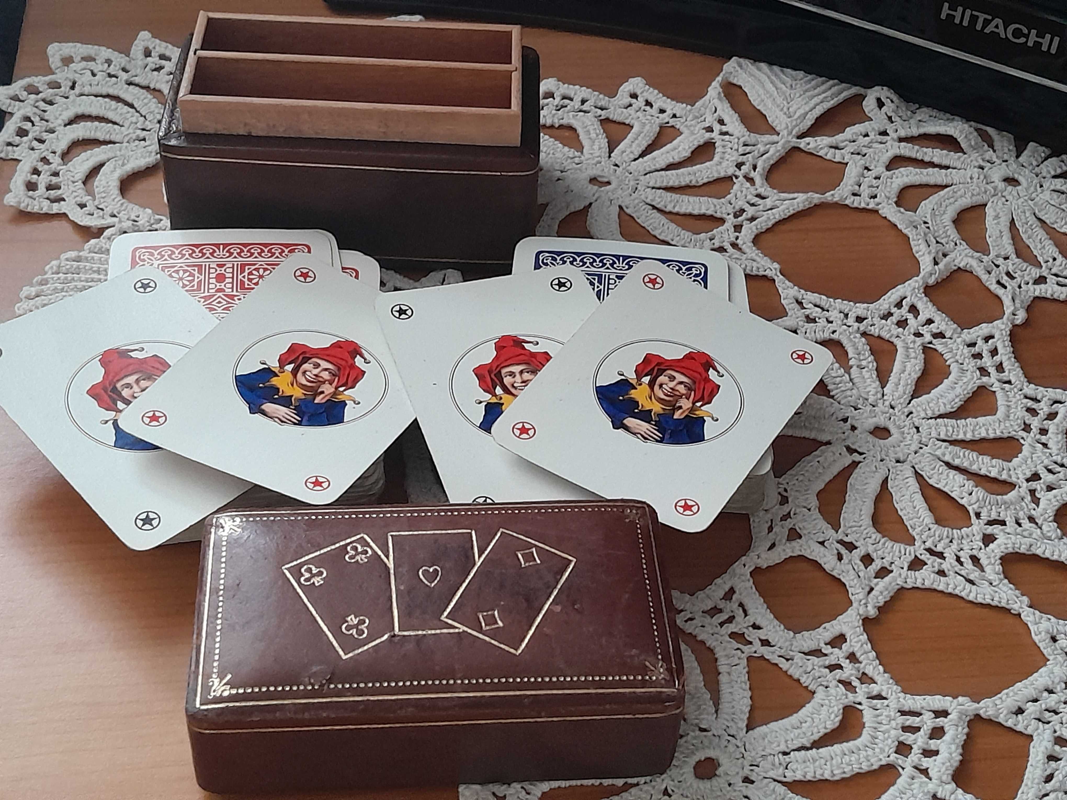 Cărți de joc complete - 2 perechi (roșu/albastru), cutie lemn cu piele