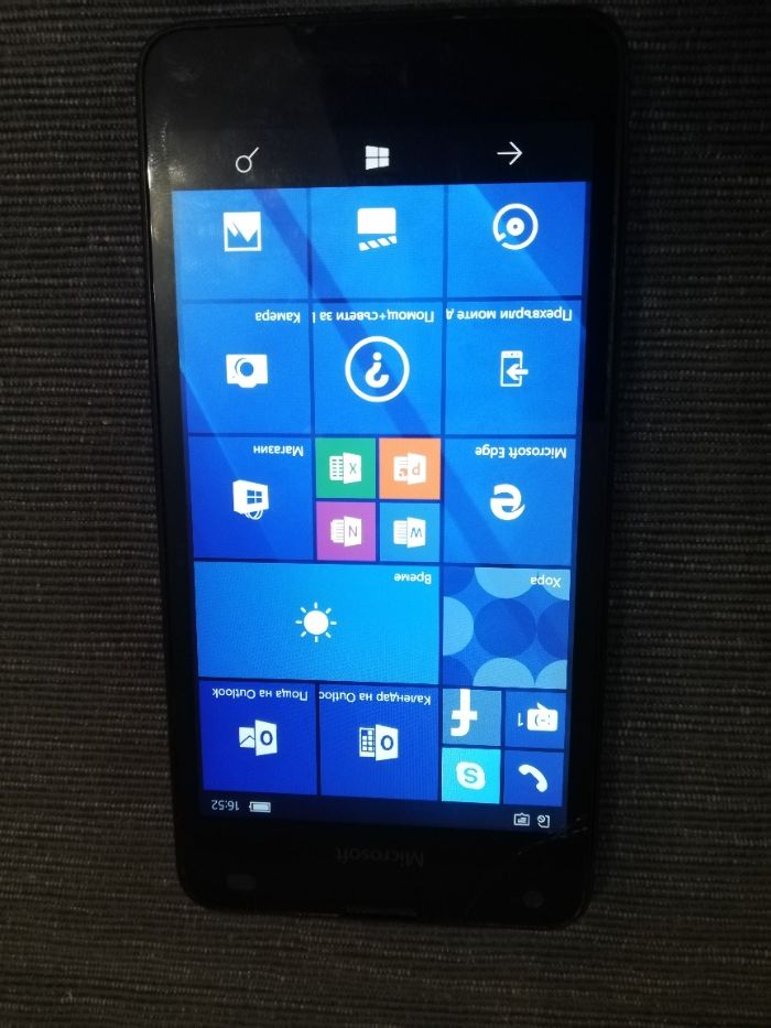 смартфон Microsoft Lumia 550