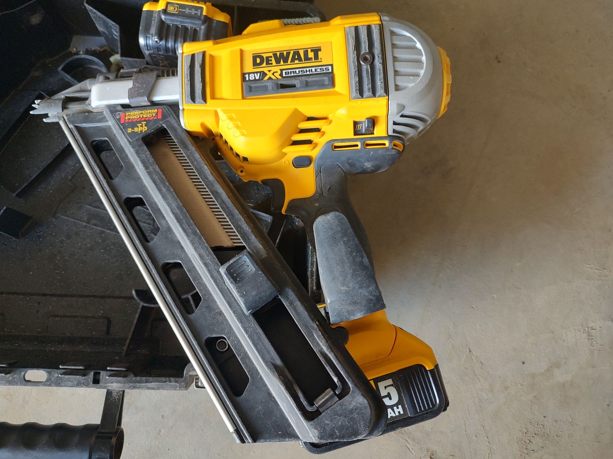 Pistol de cuie pentru lemn DeWalt