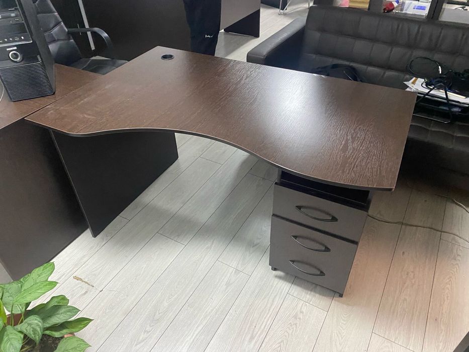 цена договоримся на цену не смотрите. офисный стол, новый