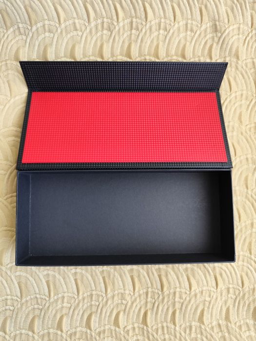 Нова луксозна кутия LG