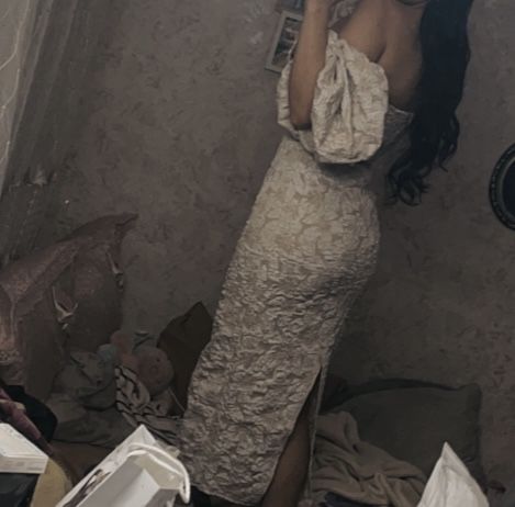 Еластична рокля, модел по тялото с елегантна цепка отзад.