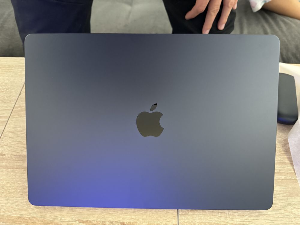 Продавам Macbook Air 15” M3 2024