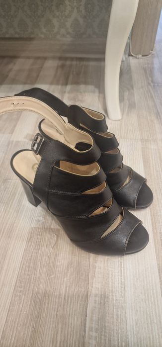 Продам босоножки