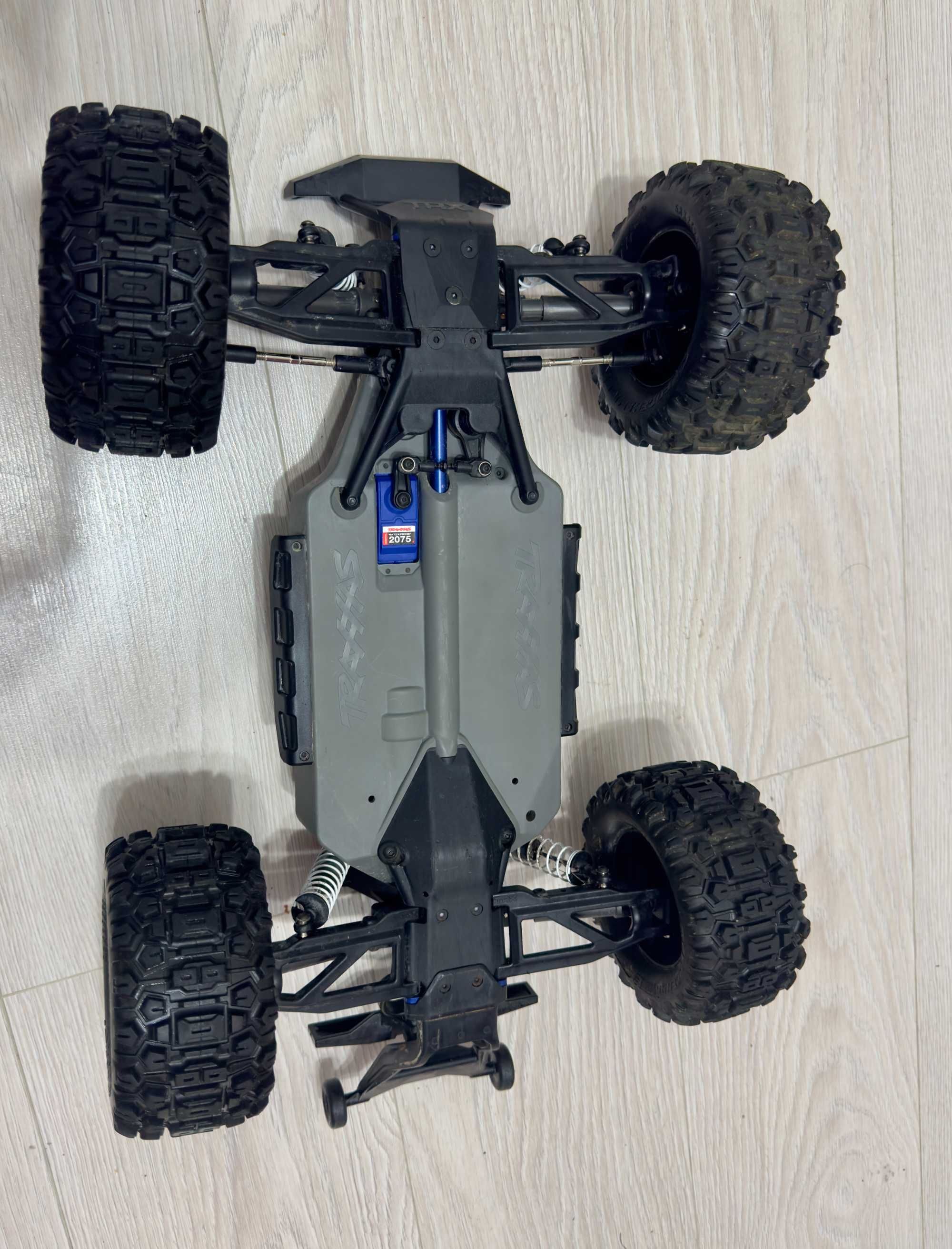 Radiomodel Traxxas Hoss impecabil brushless, 2 acumulatori noi, 90km/h