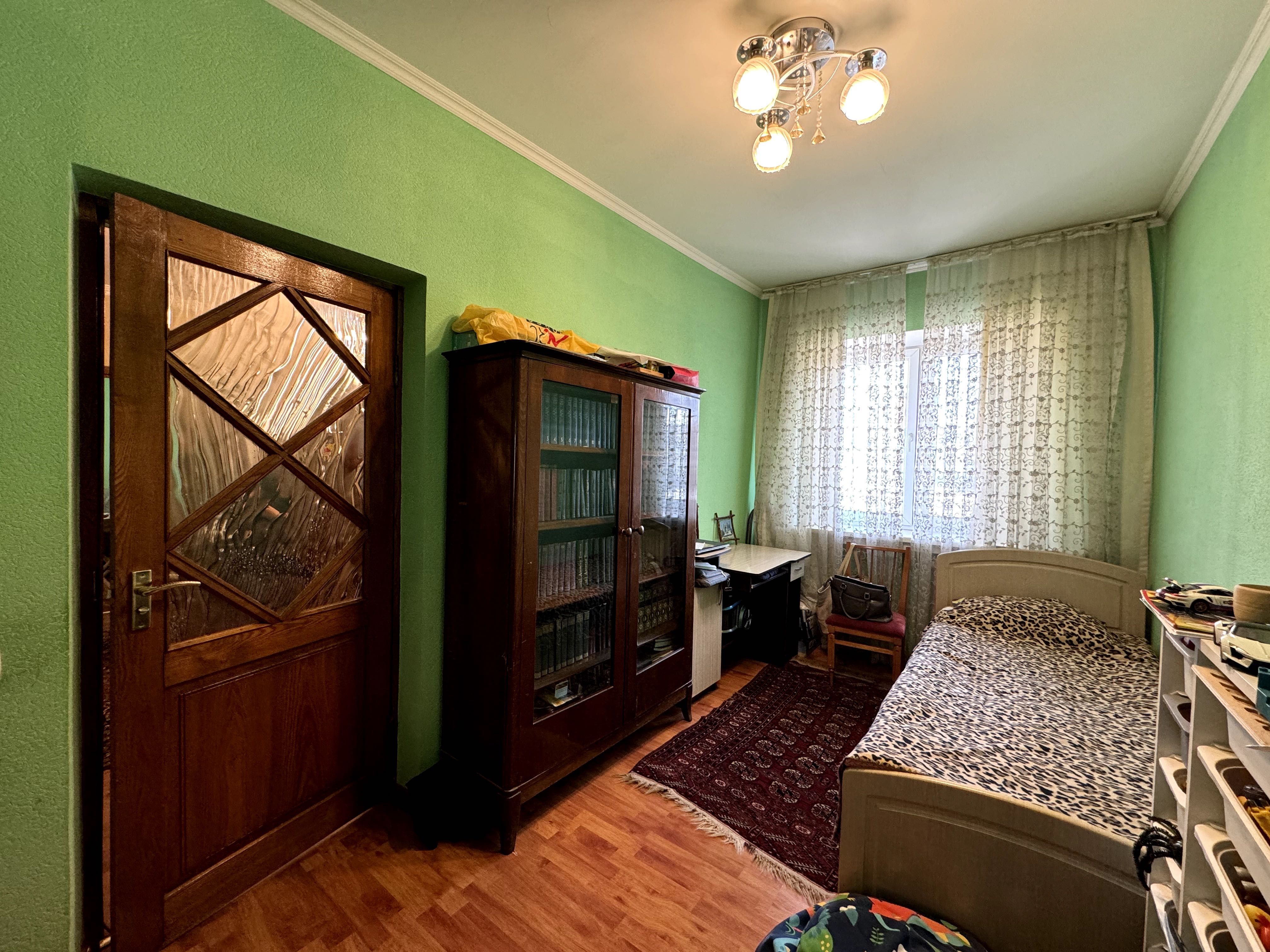 Продаётся 4-х комн квартира 85 м2, кирпич, 1 этаж, Мирабадское РОВД