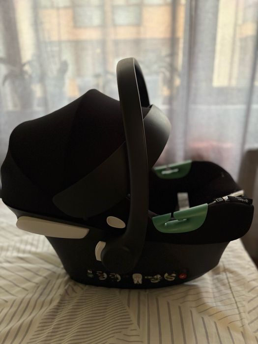 Vand scoica auto  Cybex cu insert nou nascut
