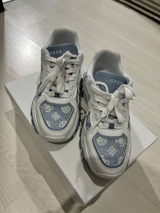 Маратонки Guess.
