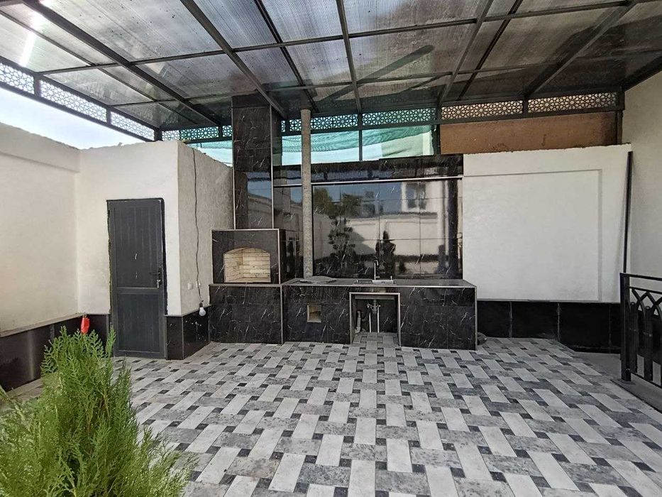 Уч Кахрамон. Постдан 4 км да.  2.5 сотик 8 хона Эвро ховли сотилади.