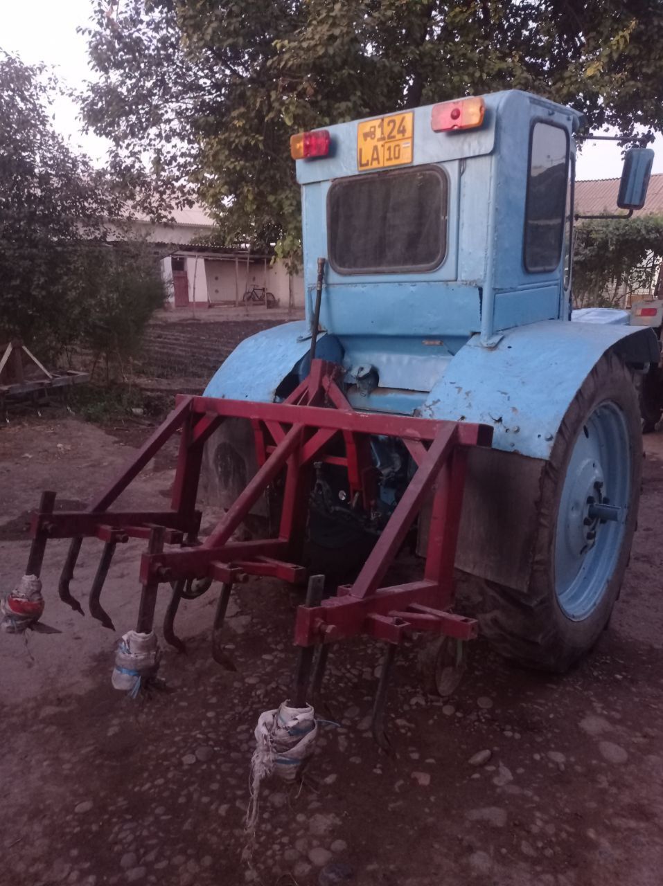 T28 traktor prsepi kultivatori b.n