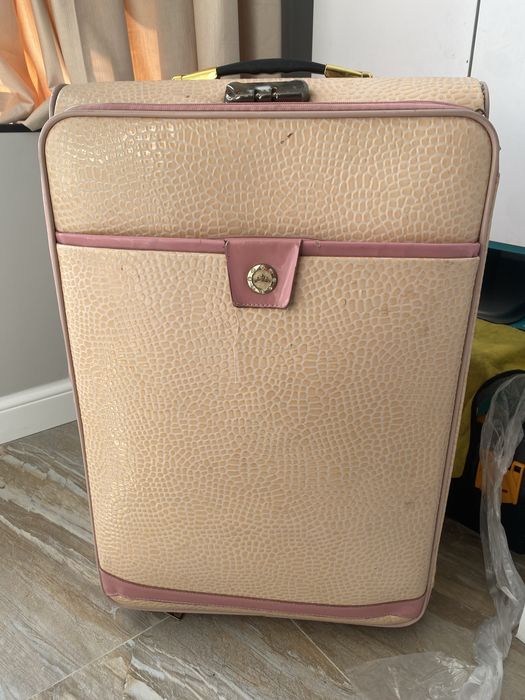 Продам большой чемодан в розовом цвете
