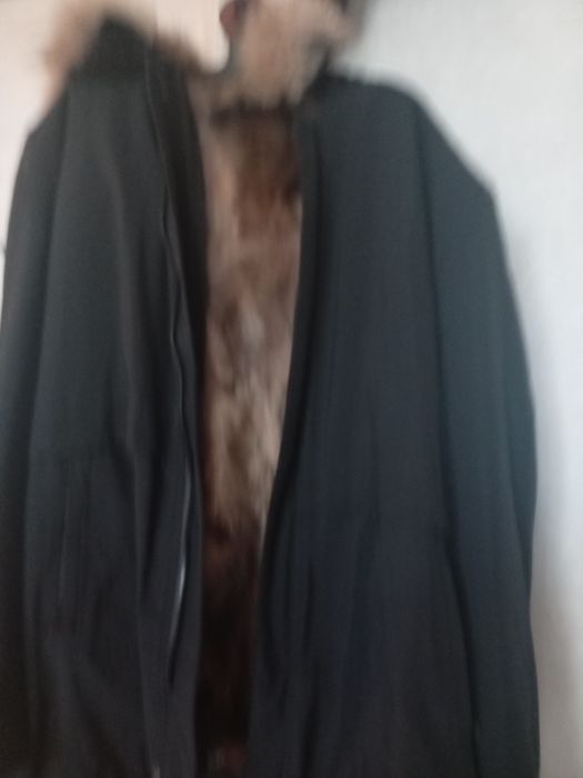 Продам куртку парку  мех лиса капешон остольное волк брал за 175000 тг