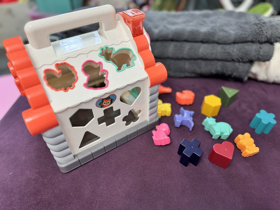 Jucarie interactiva Hola - Casuta cu forme, lumini si sunete