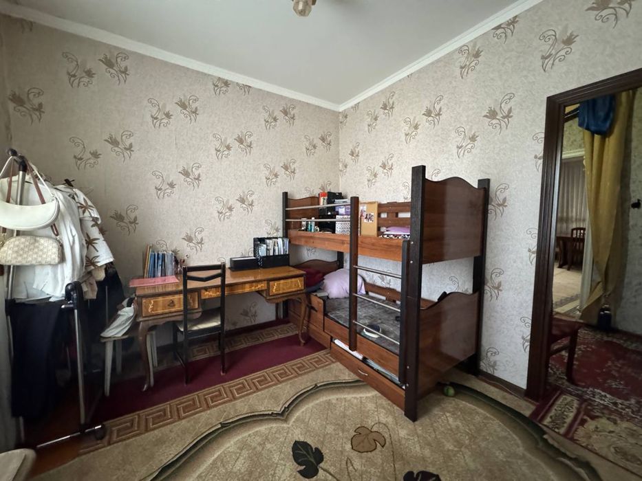 Kvartira 4/5/5 sotiladi, Ahmad Yugnakiy