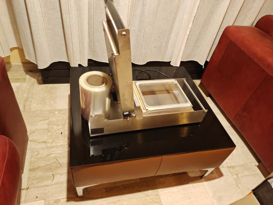 Aparat de ambalat caserole alimentare