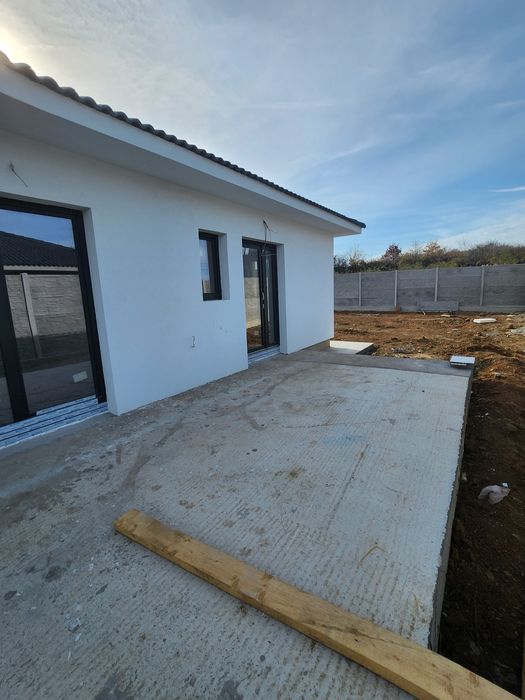 Vand casa noua in Paleu zona Hexol langa drumul principal