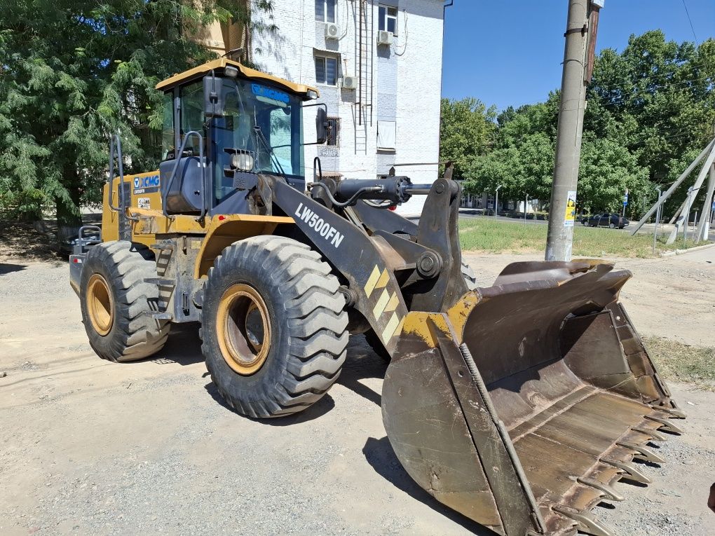Погрузчик 3 кубали сотилади