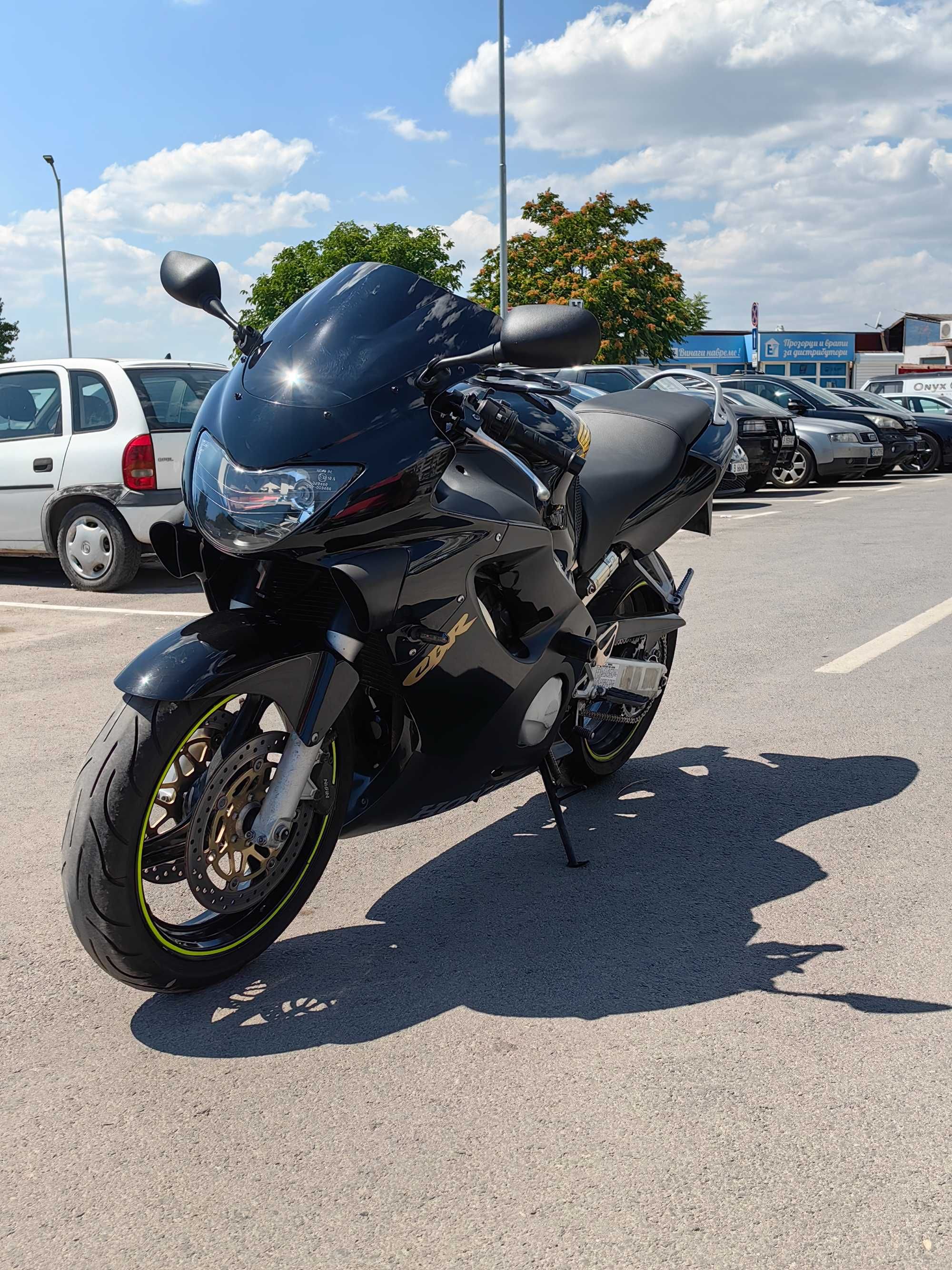 Honda CBR 600 много запазен и красив.