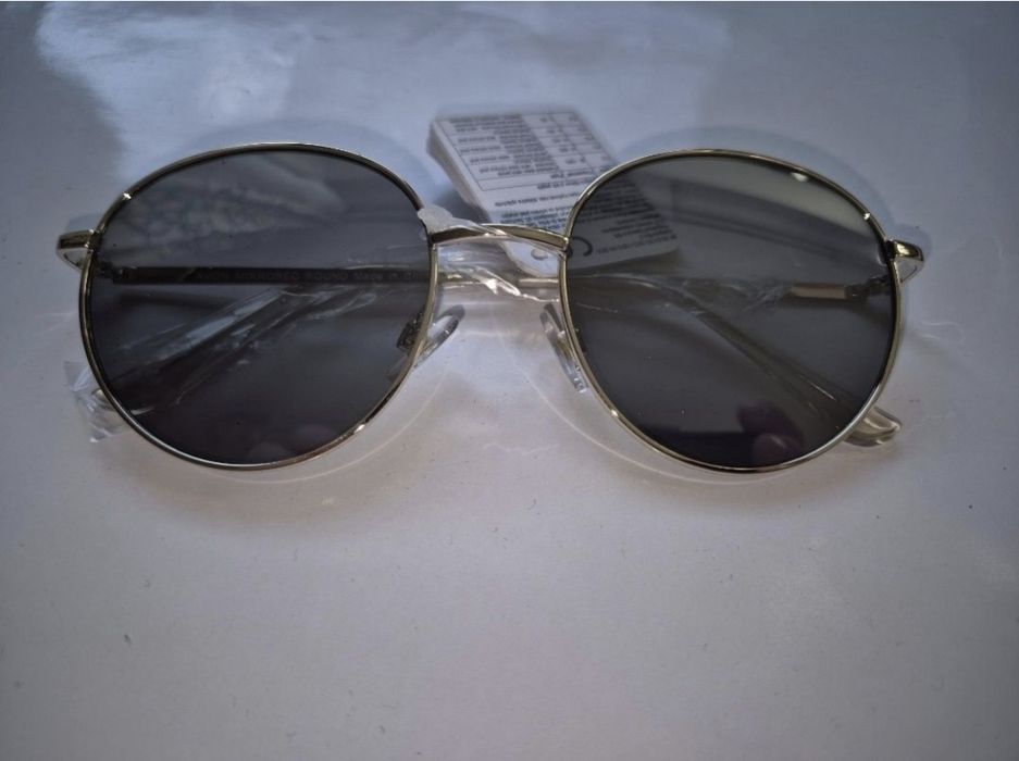 Ochelari de soare cu etui dreptunghiulari Avon