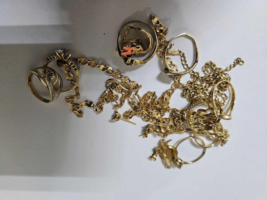 Aur 14K, fragmente, 40 grame, 300lei Gramul.