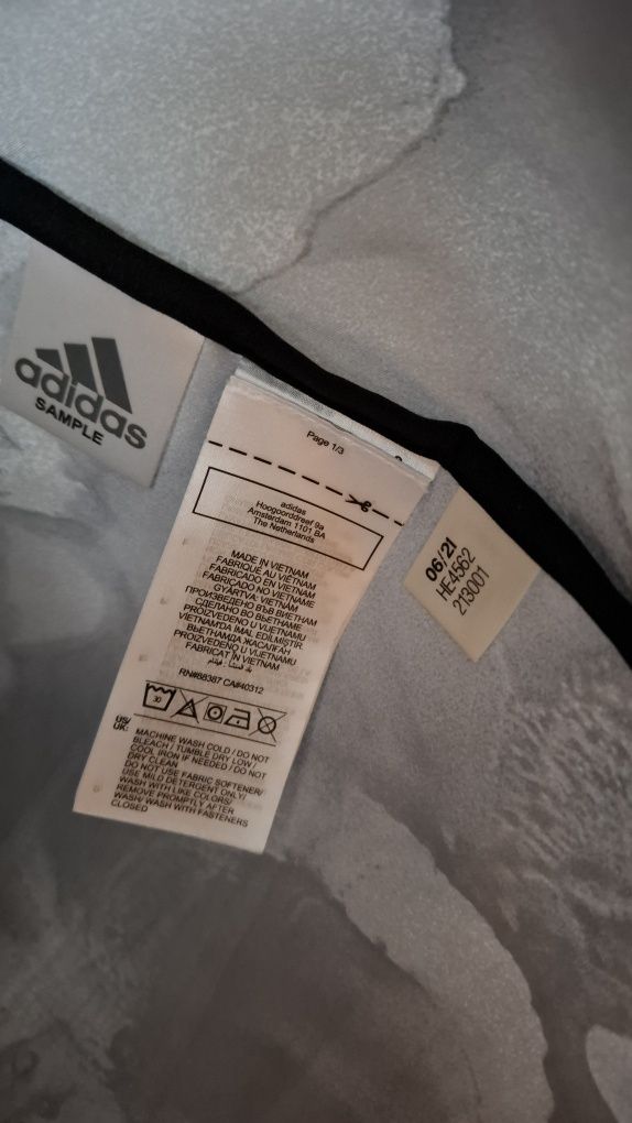 Ветровка adidas.