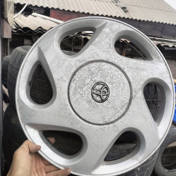 продам колпаки на диски Тойота Камри 20