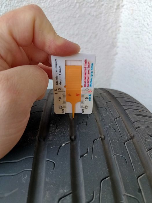 Продавам 2 броя гуми.