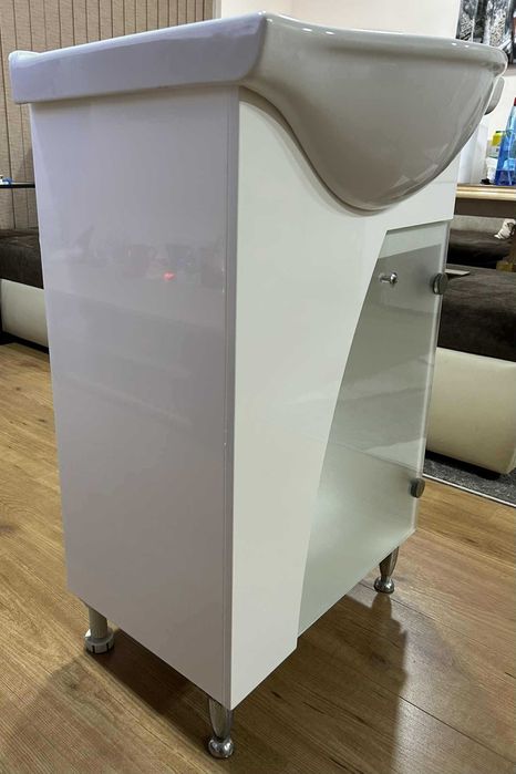 Долен шкаф за баня с умивалник, смесител и огледало