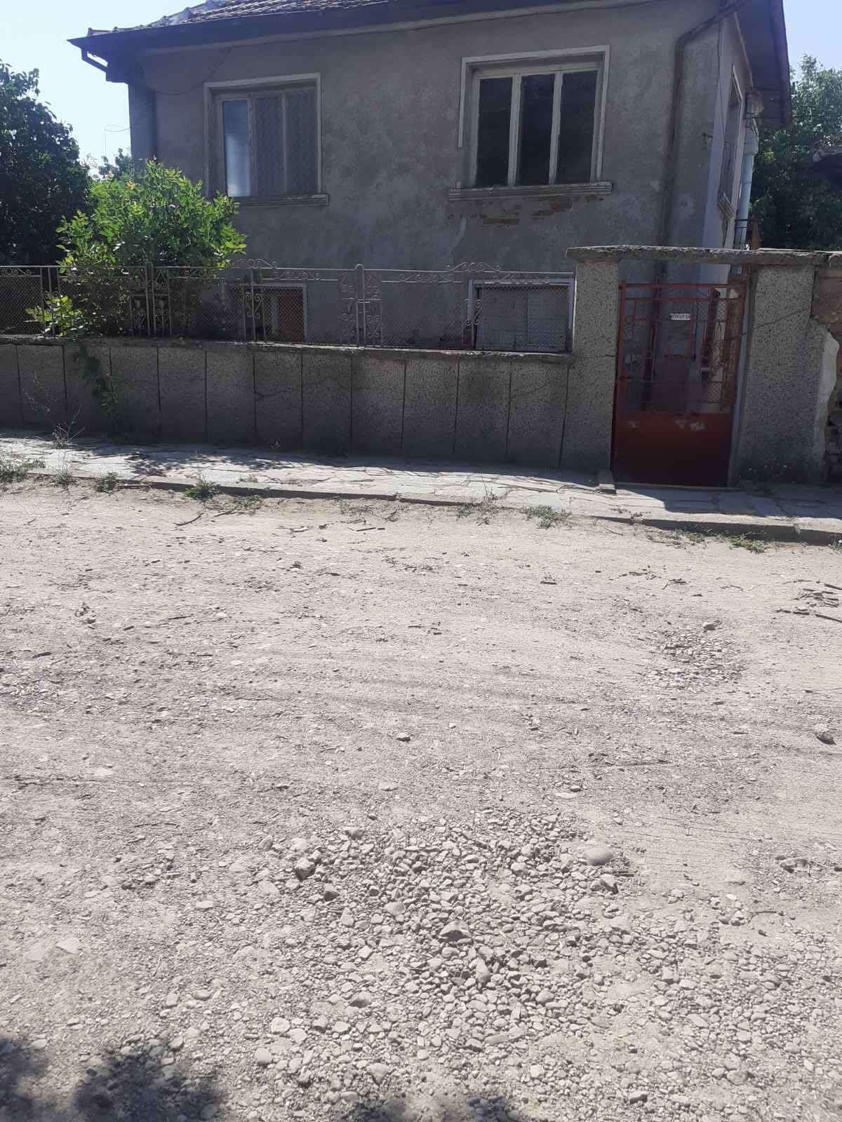 Двуетажна къща с двор 920 кв. село Дълбок извор община Първомай