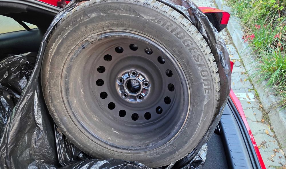Зимни гуми Bridgestone 205/55/R16 с метални джанти (Тойота)