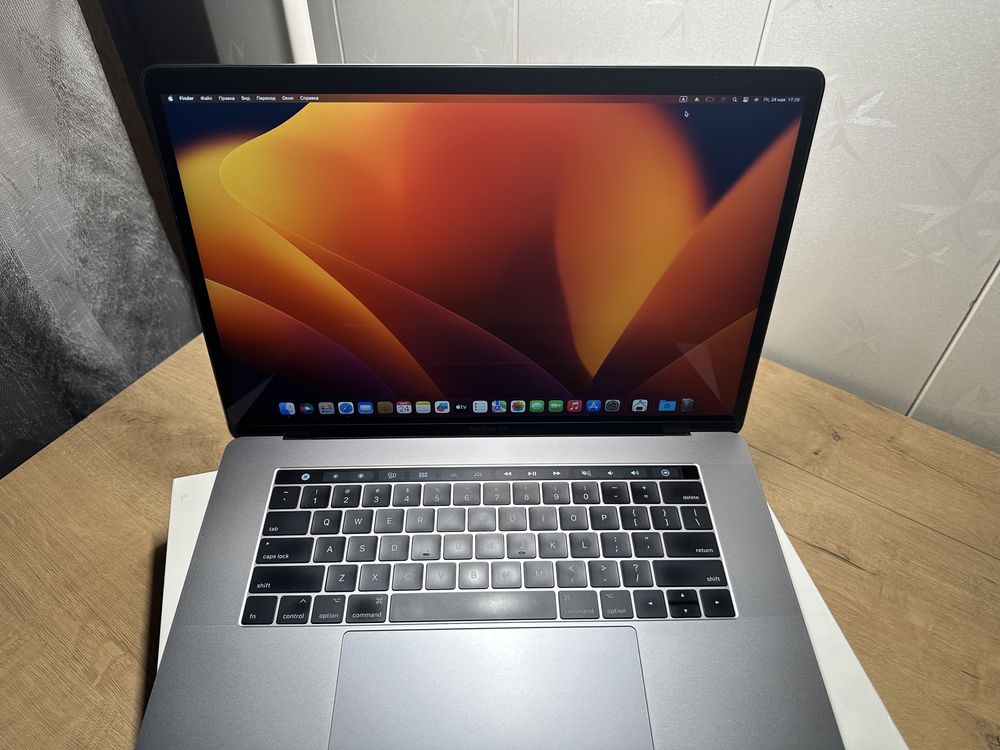 MacBook Pro 15 inch 2017, i7 16GB/256SSD