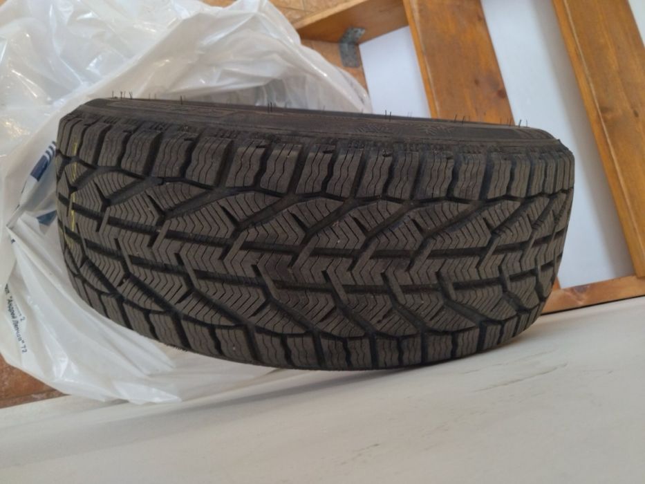 2 бр. Зимни гуми Kormoran Snow 225/45/18, XL