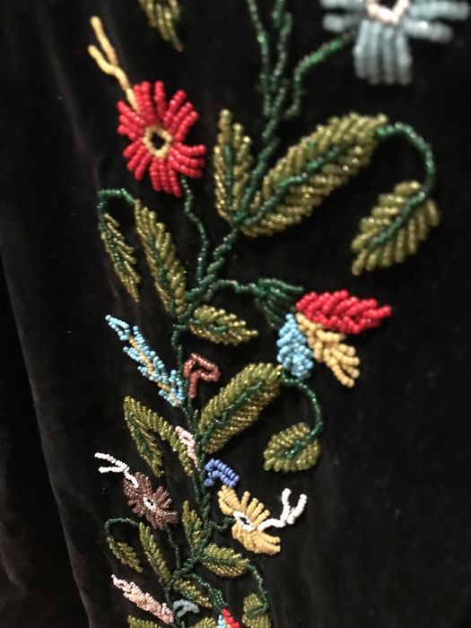 Fustă tradițională, port românesc, brodată manual cu mărgele