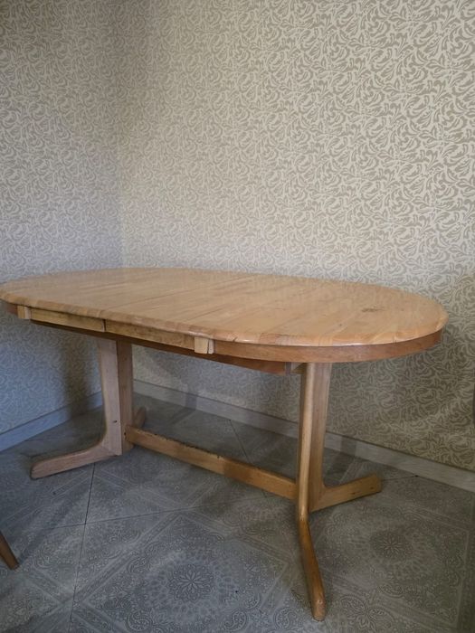 Стол деревянный.